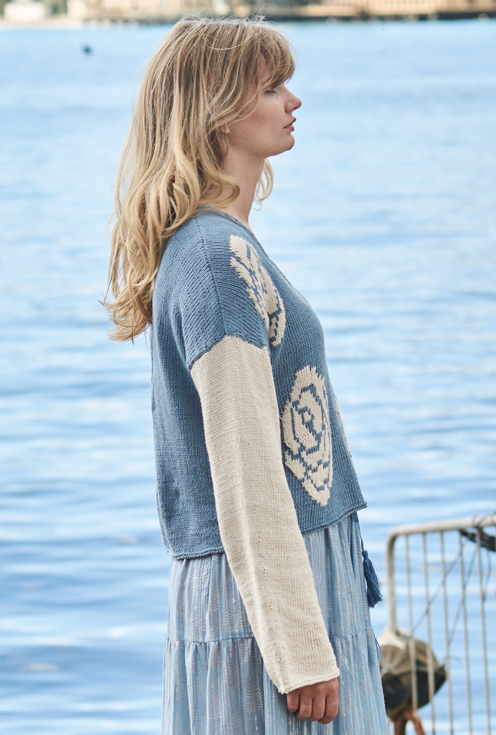 Modellansicht Bild 5: Pulli mit Rosenmotiven
