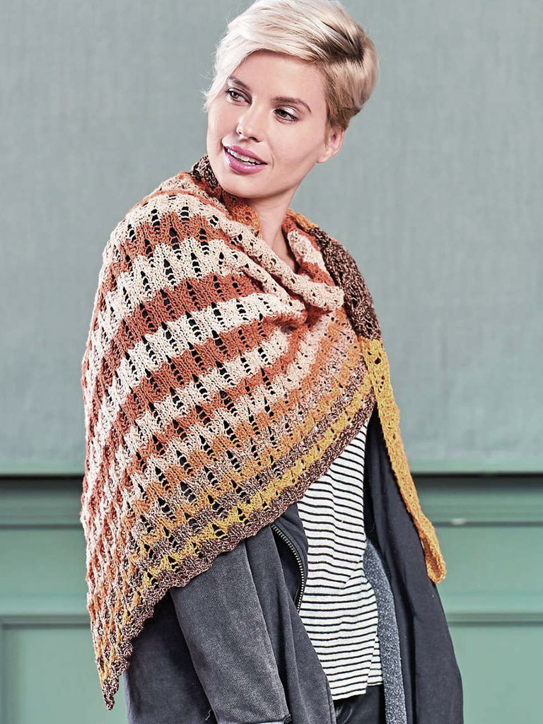 Woolly Hugs Bobbel-Tuch mit einem Ajourmuster gestrickt, in den Farben Beige, Braun und Orange Modellansicht Bild 1: Woolly Hugs Bobbel-Tuch mit einem Ajourmuster gestrickt, in den Farben Beige, Braun und Orange