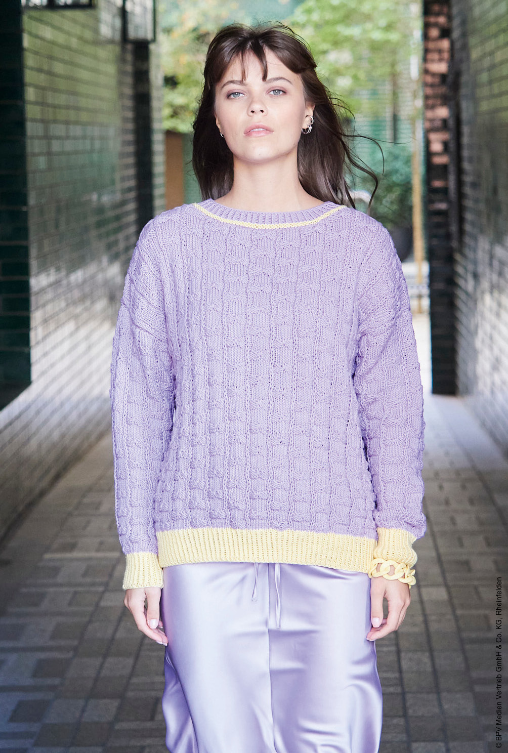 Modellansicht Bild 2: Pullover mit Karomuster in Gelb und Flieder