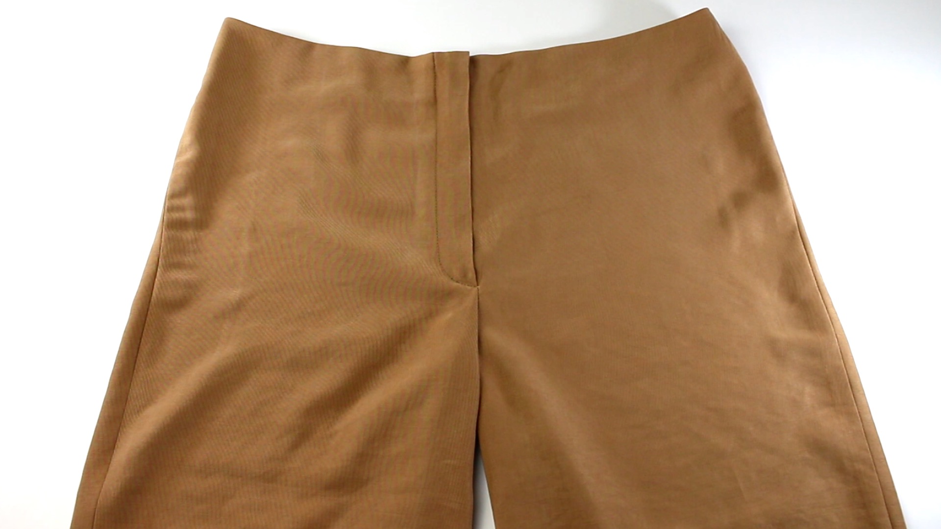 Schlichtes Design in Hellbraun; glatter Stoff, gerader Schnitt, stilvoll, modisch.