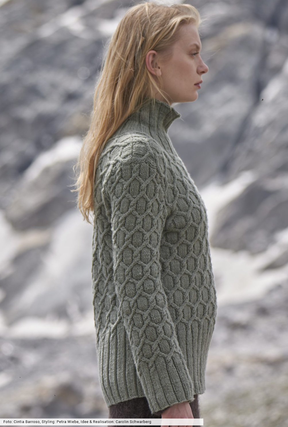 Modellansicht Bild 4: Zopfmusterpulli mit hohen Bündchen