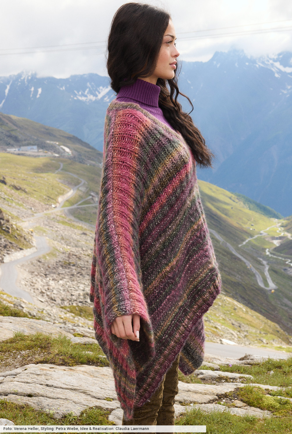 Modellansicht Bild 6: Poncho im Farbverlauf mit V-Ausschnitt