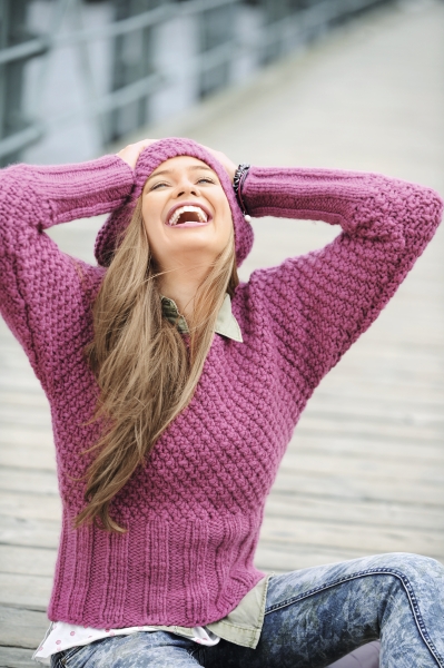 Modischer, diy lila Strickpullover und Mütze, grobe Maschen, gemütliche Herbstkleidung.