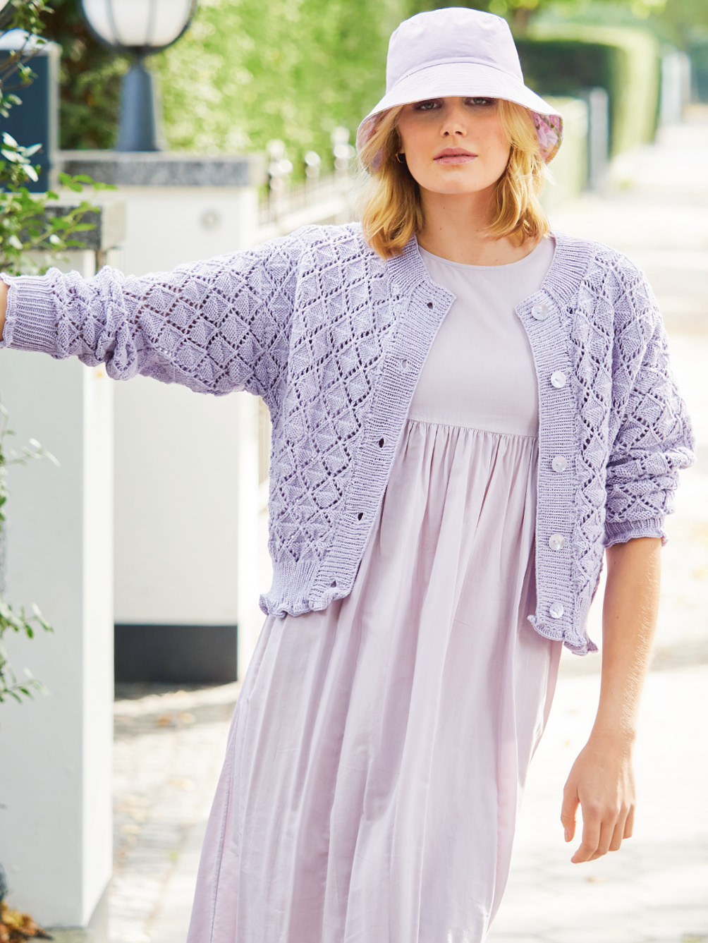 Modellansicht Bild 1: Jacke mit Ajourmuster und Rüschen in Flieder