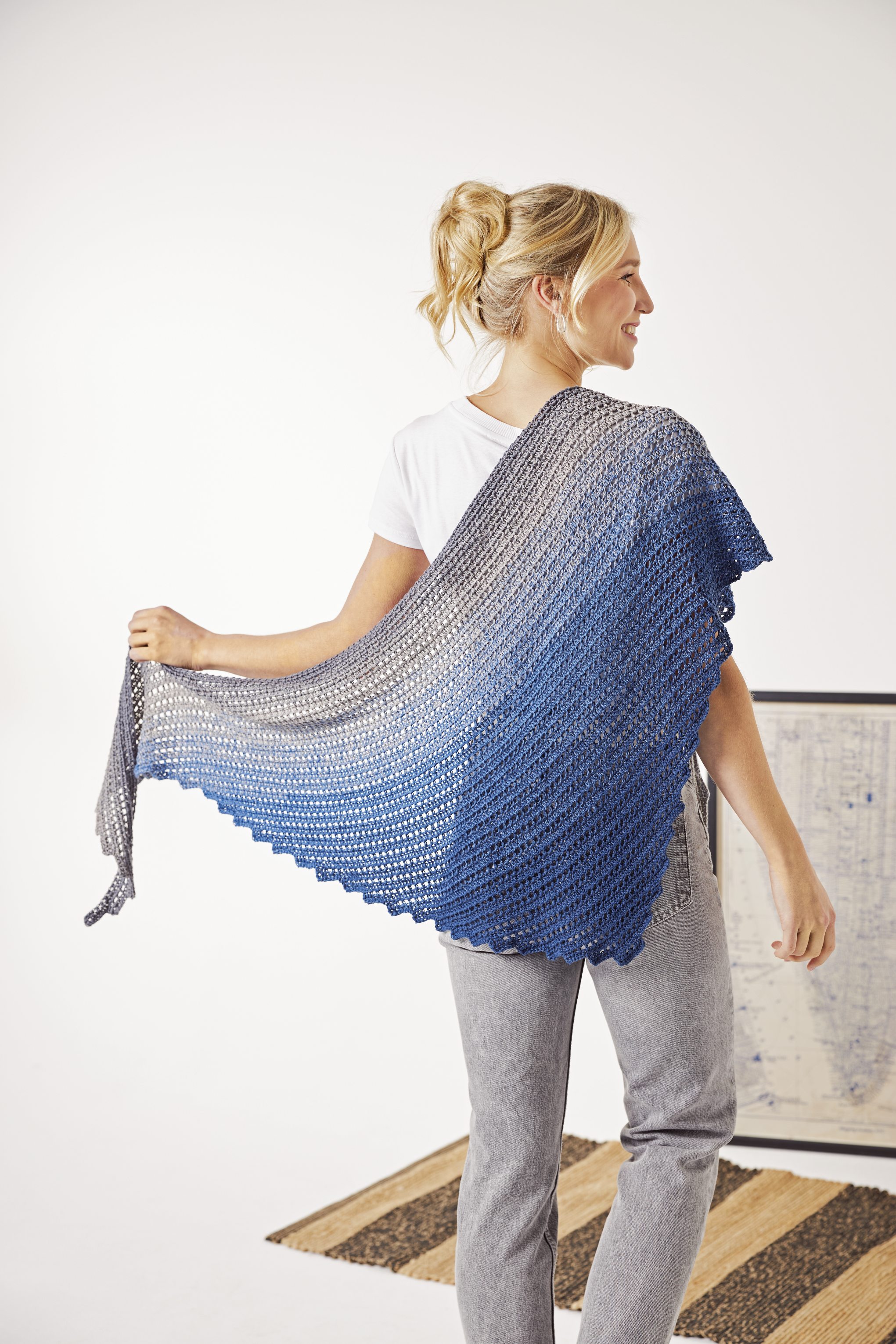 Modisches, handgemachtes Dreieckstuch in Blau-Grau-Verlauf. Offenes Muster, einzigartig in Schnitt und Stil.