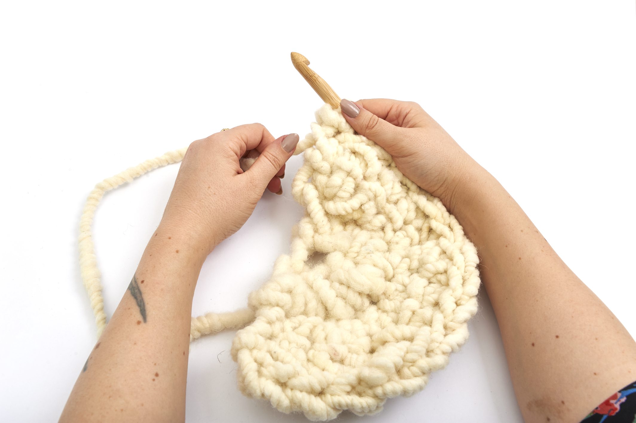 Grober, cremefarbener Häkelstoff, oversized Muster, DIY, handgefertigt.