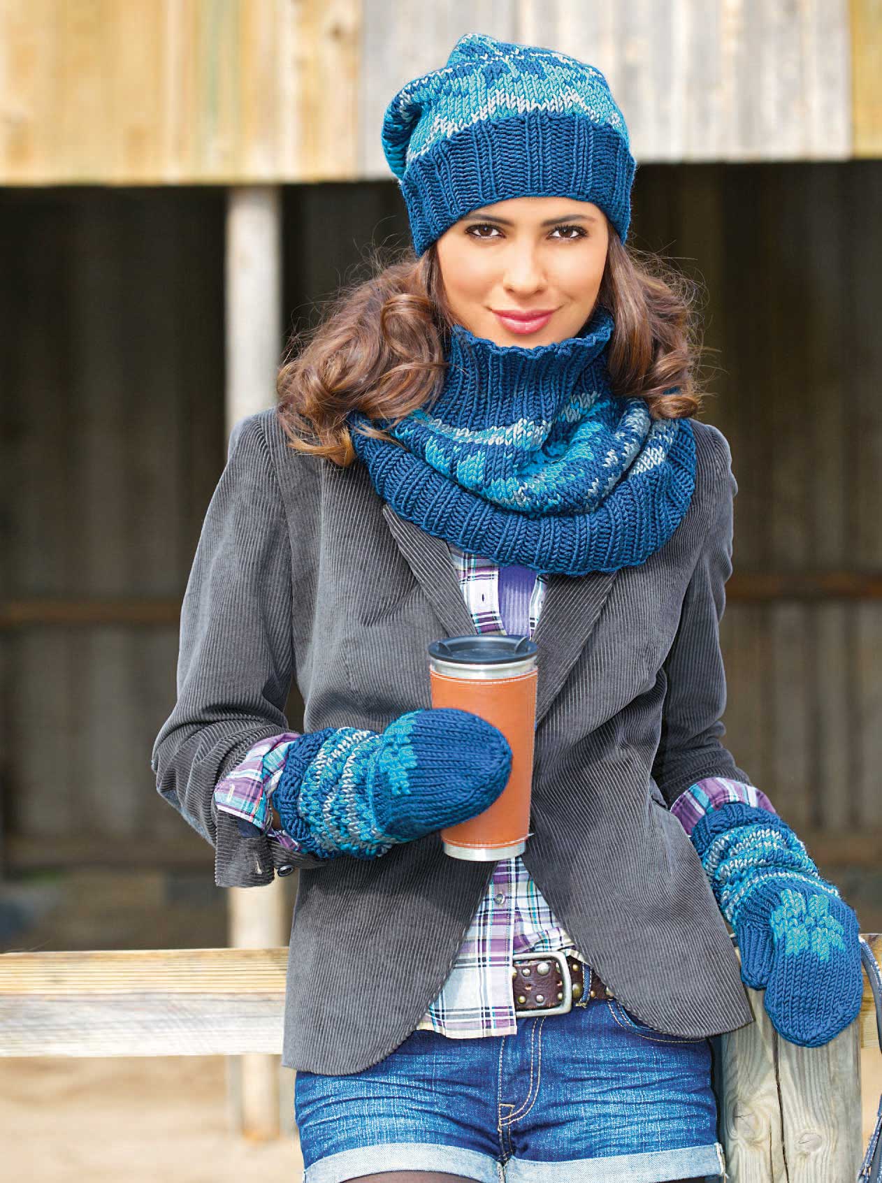 Blaue Strickmütze, Schal und Handschuhe mit Blumenmuster, kombiniert mit grauem Cordblazer. DIY-Look.