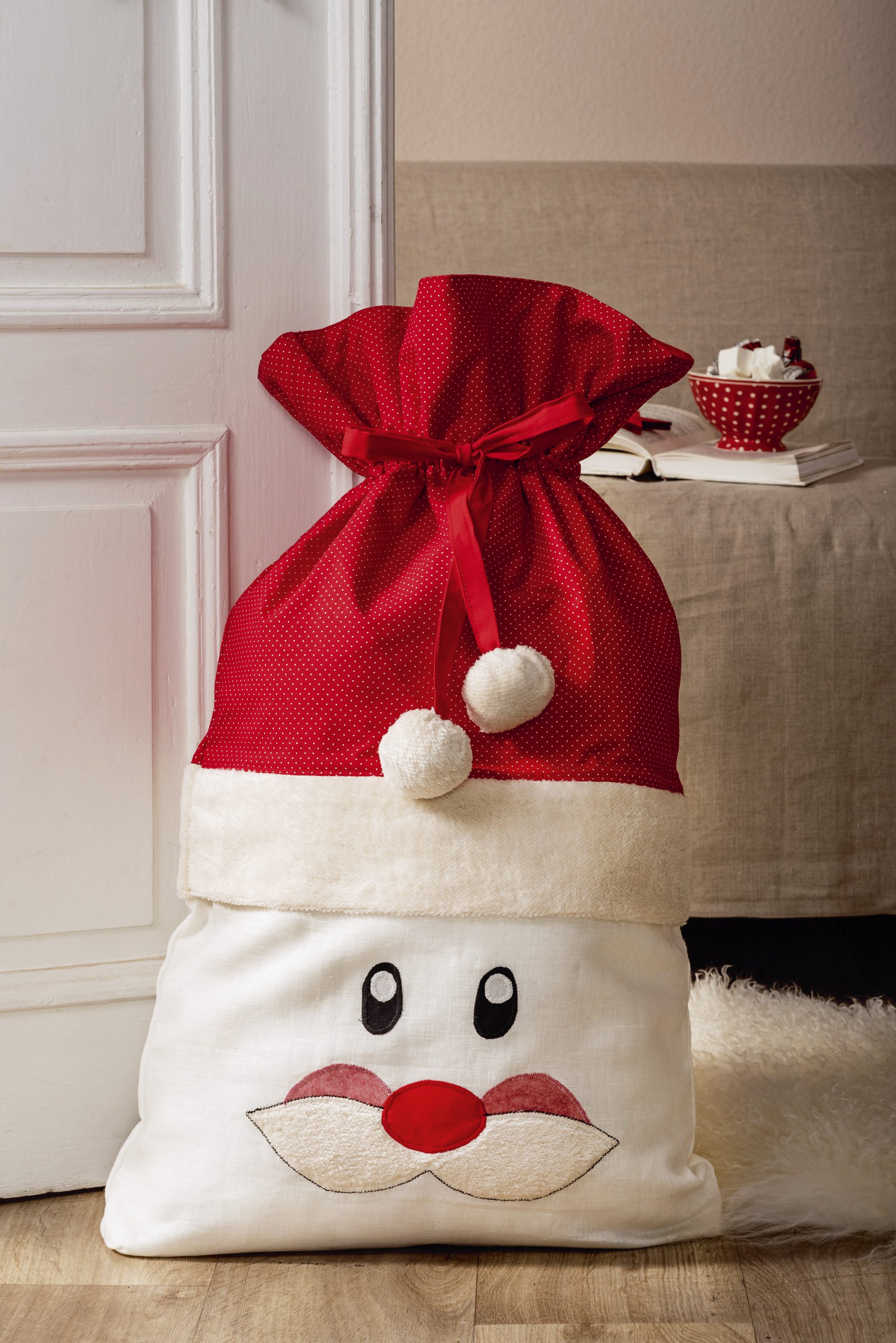 DIY Nikolaussack in Rot und Weiß, mit verspielten Punkten und flauschigem Rand. Handgemacht, festlich, charmant.