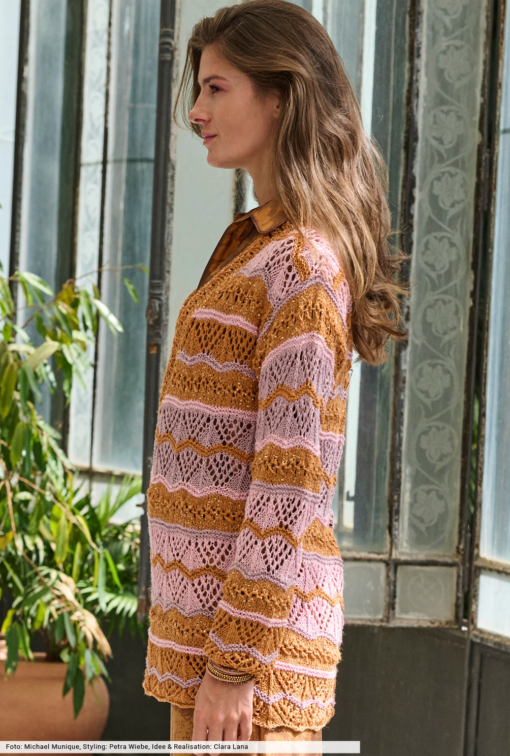 Modellansicht Bild 3: Longpulli im Streifemix