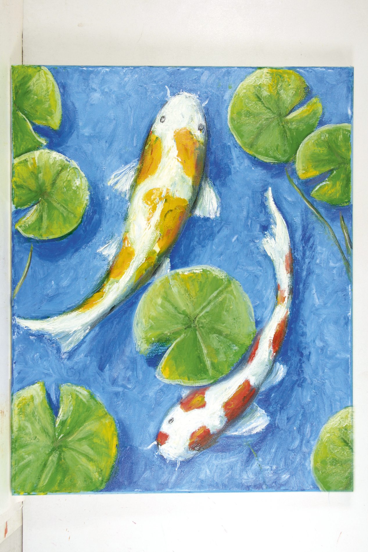 Lebendige Farben, handgemalte Koi, blauer Hintergrund. Detailreiche Muster.