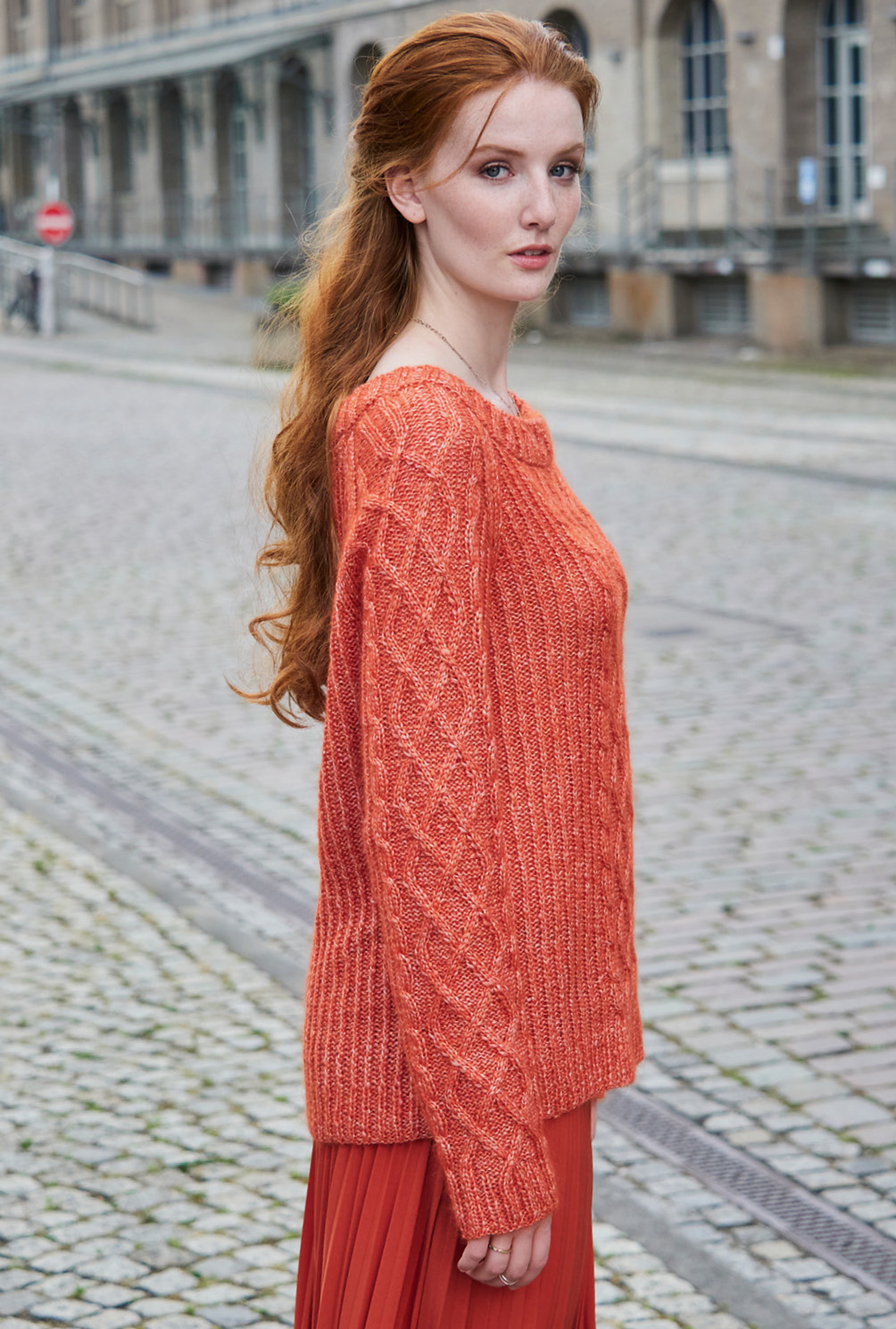 Modellansicht Bild 6: Raglanpulli mit Flechtmuster