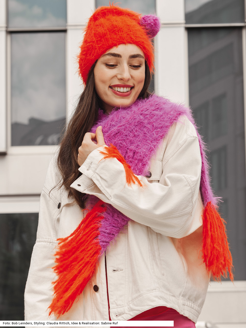 Modellansicht Bild 1: Schal und Mütze im Rippenmuster in Orange und Pink