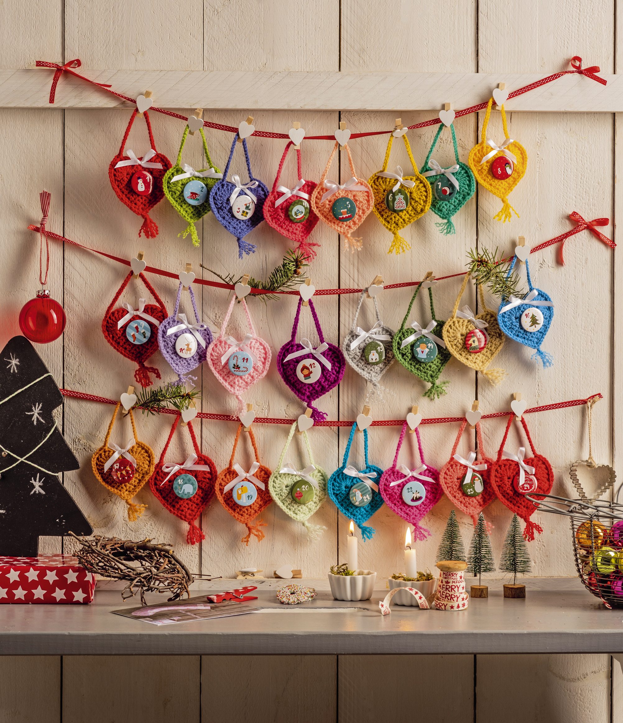 Gehäkelte, farbenfrohe Herzanhänger mit Mustern und Motiven. Handarbeit, ideal für kreative Dekoration.