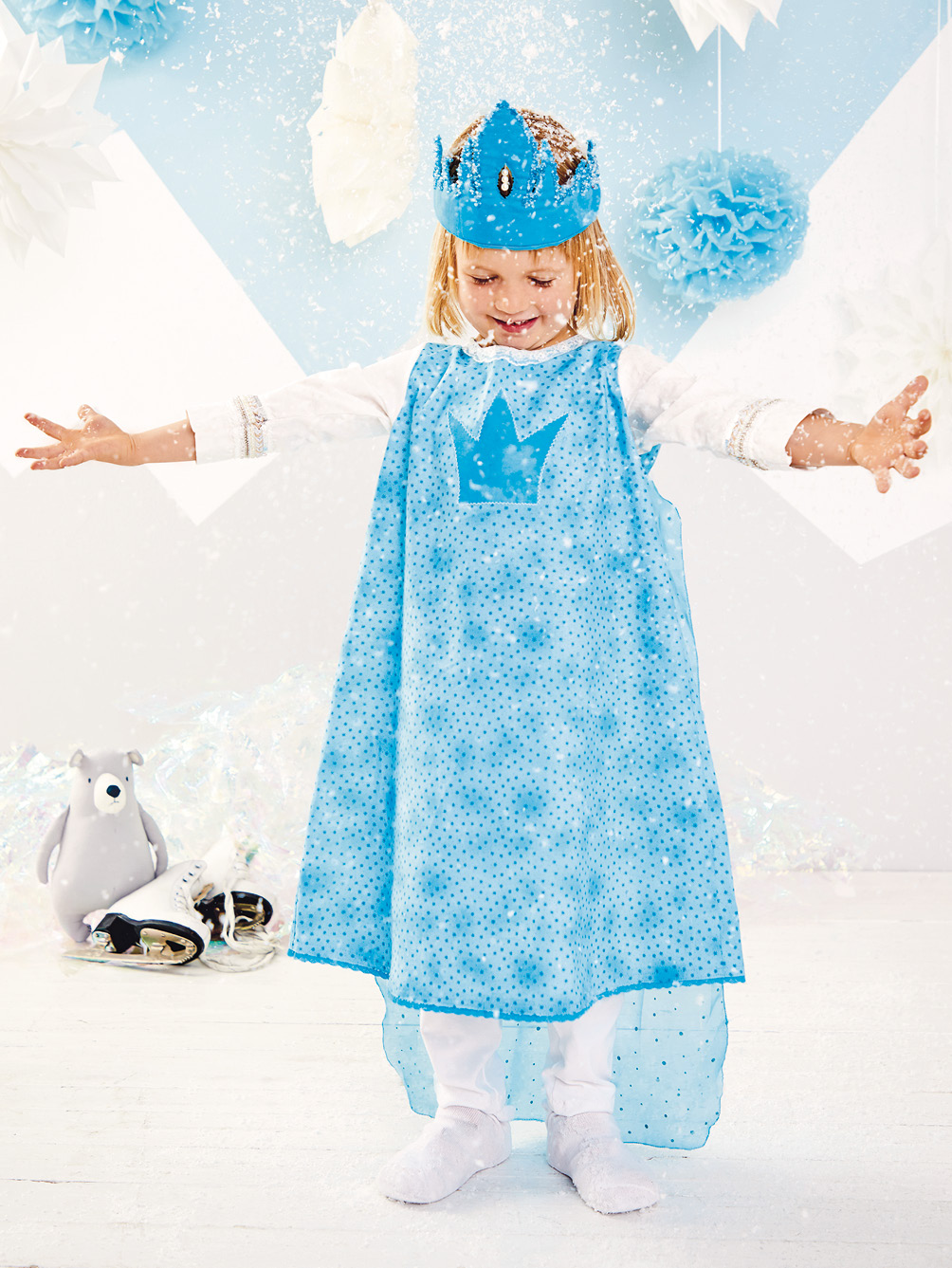 Genähtes Prinzessinnen-Outfit mit Krone und Stulpen in Türkis-Blau Modellansicht Bild 1: Genähtes Prinzessinnen-Outfit mit Krone und Stulpen in Türkis-Blau