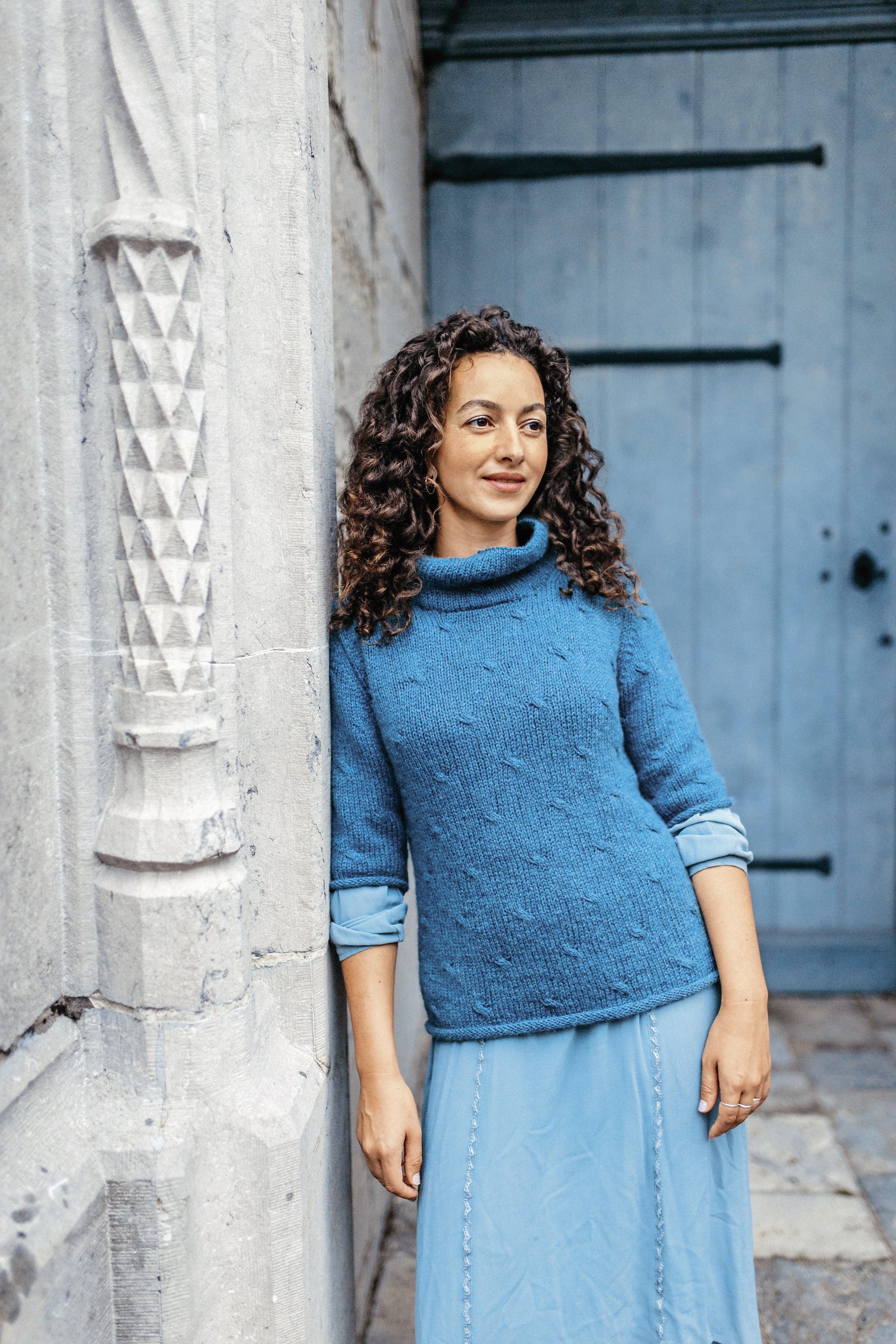Modischer blauer Strickpullover mit Rollkragen, kombiniert mit passendem Rock, handgemacht und stylish.