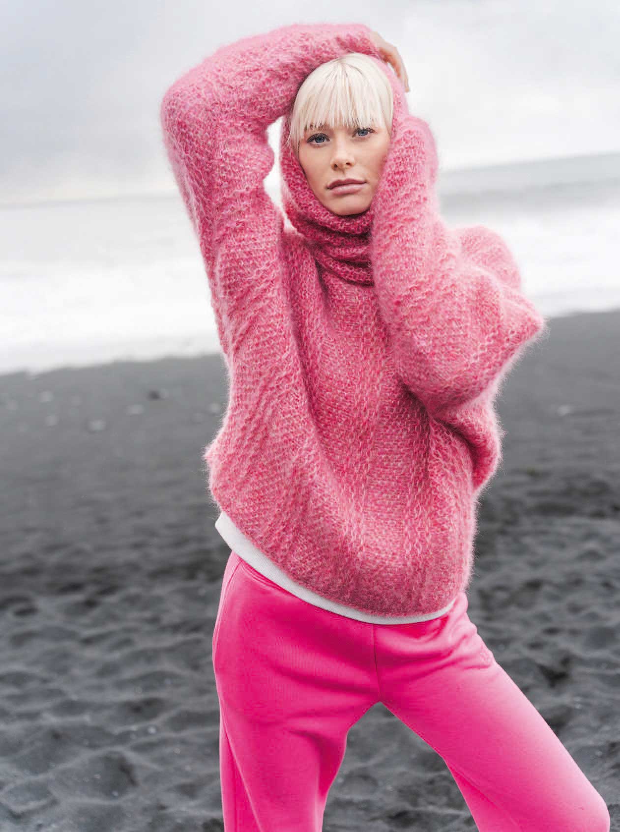 Flauschiger, rosa Pullover, handgemacht. Harmoniert mit knallpinken Hosen. Modisch, weich, einzigartig.