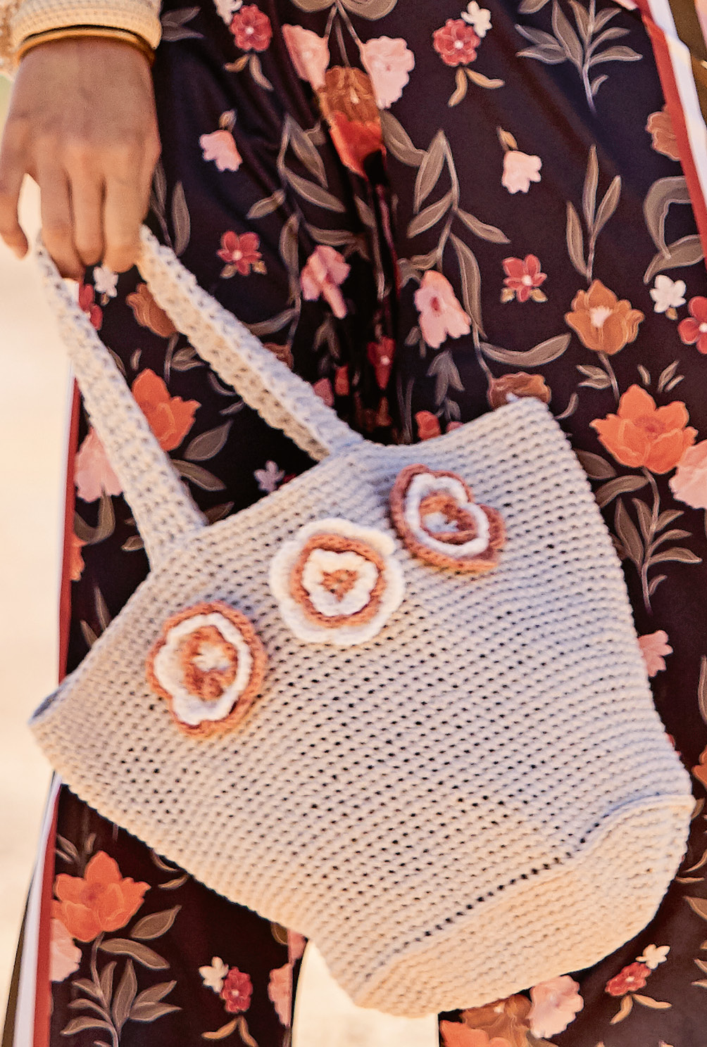 Modellansicht Bild 4: Lässiger Damenpullover aus sommerlichem Leinengarn mit romantischer Strandtasche