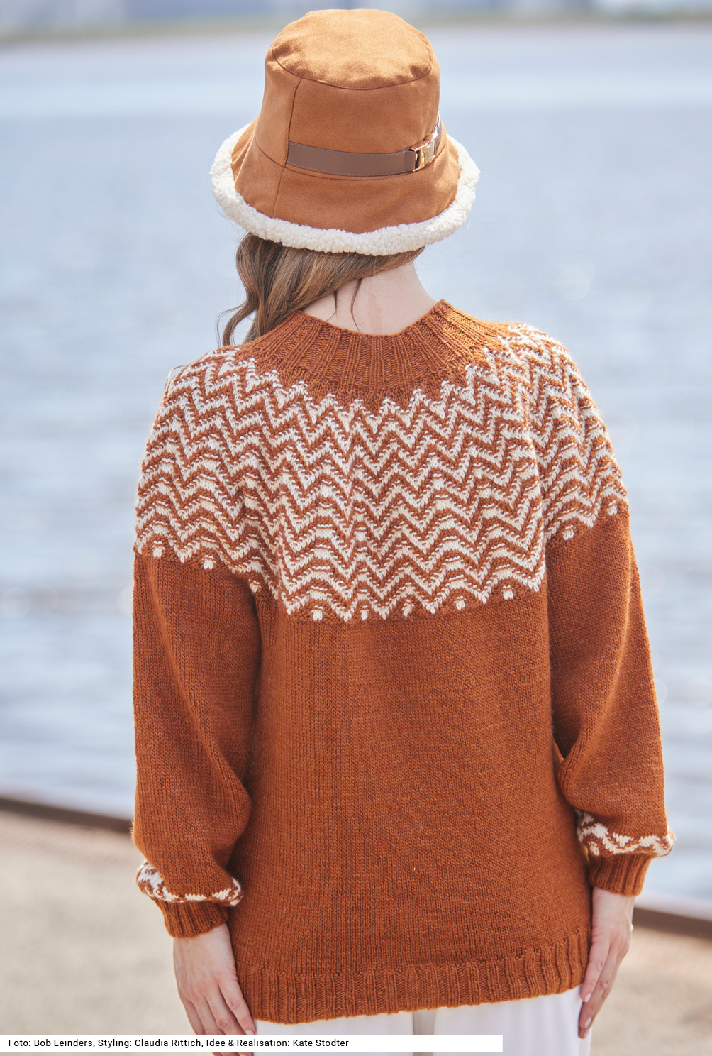 Modellansicht Bild 5: Pullover mit Norwegerpasse in Zimtbraun und Natur