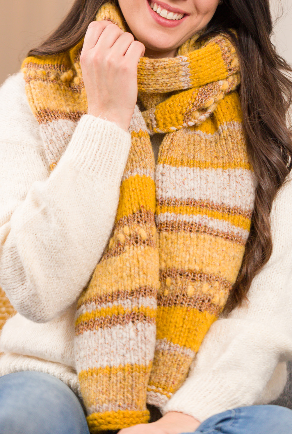 Modellansicht Bild 4: Amber - Schal in gelb-beigem Farbverlauf