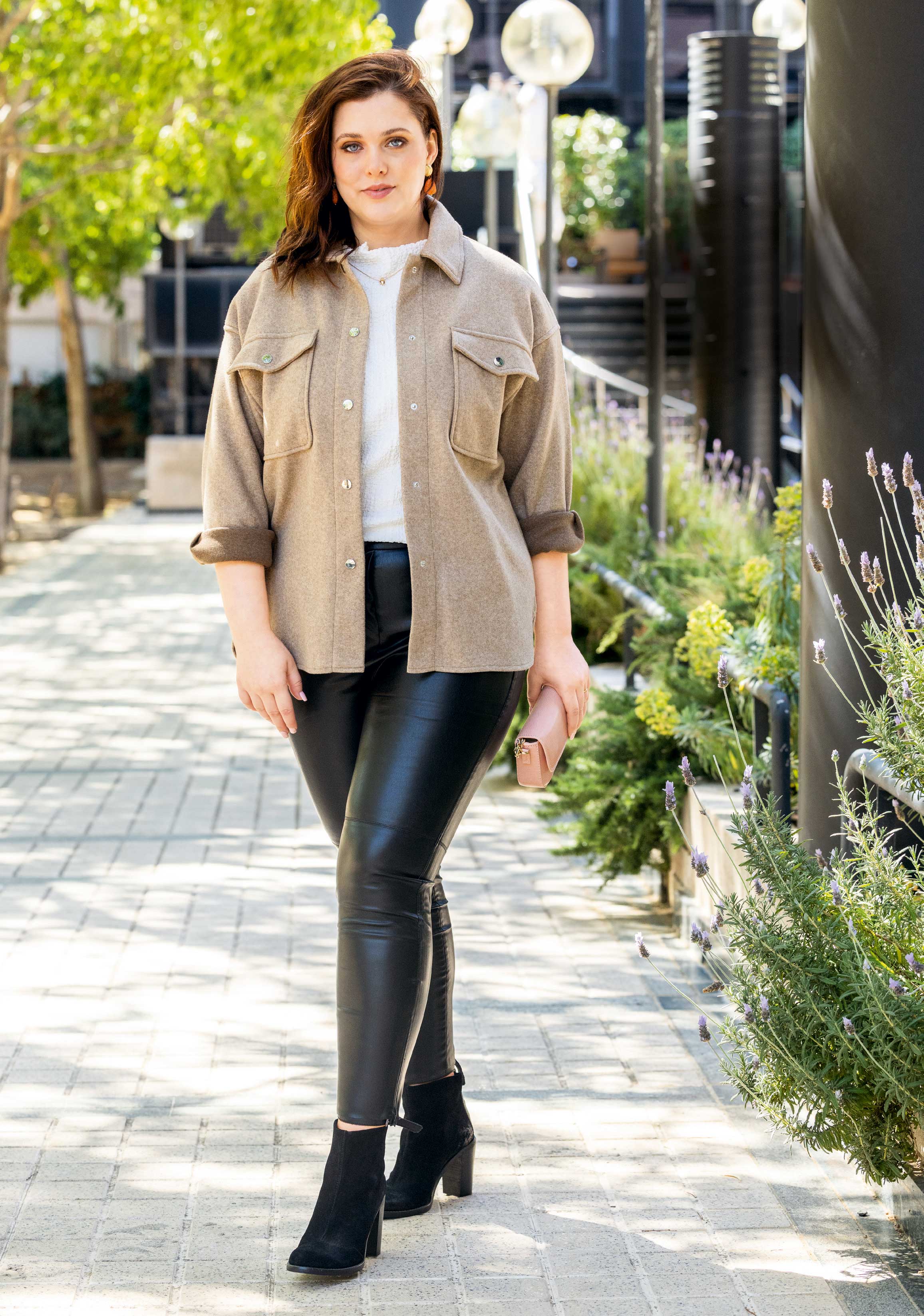 Beige Jacke mit Taschen, schwarze Lederhose, zeitgemäß. Schick, modisch, alltagstauglich.