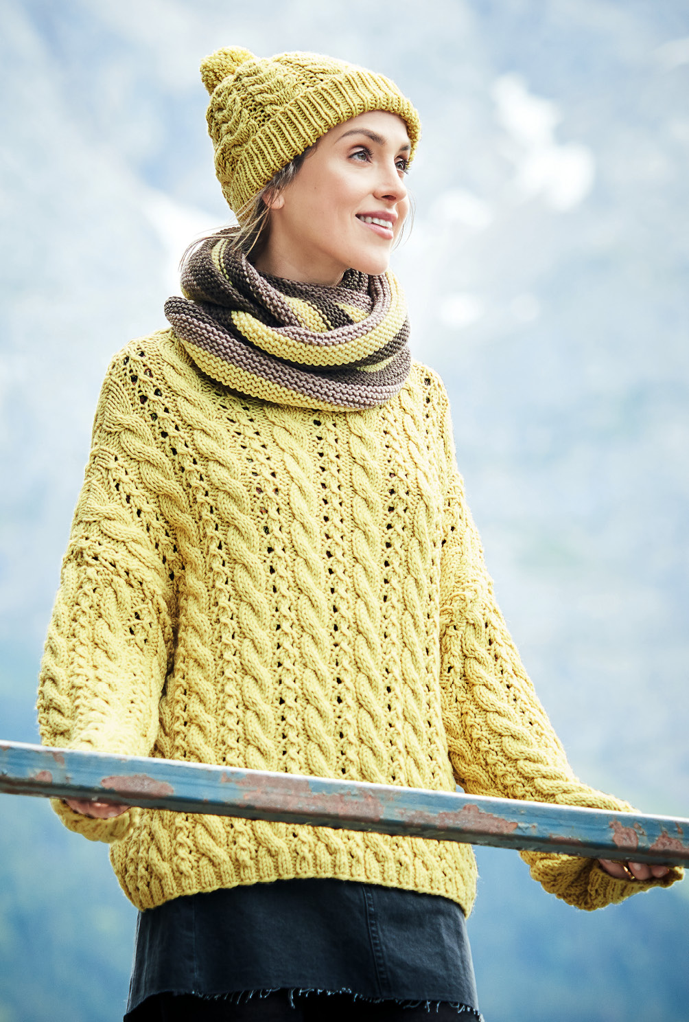 Oversize-Pulli in Limette und Mütze in Limone mit Zopfmuster und Loop in Mittelbraun und Limone in kraus rechts