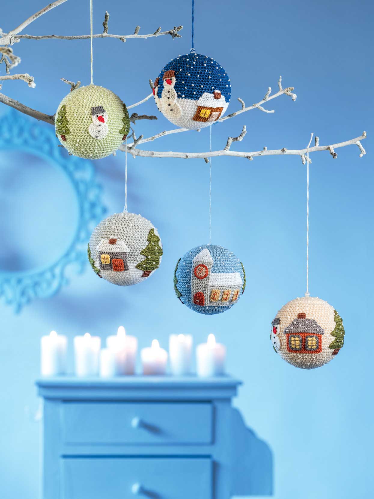 Handgemachte, gehäkelte Kugeln in Wintermotiven; bunt, detailreich, einzigartig. DIY-Dekorationsidee.