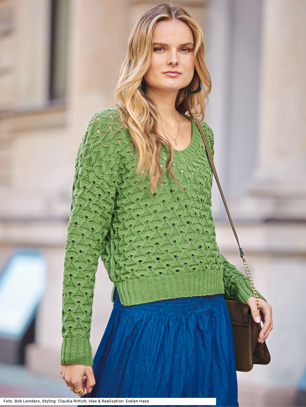 Modellansicht Bild 1: Pullover mit V-Ausschnitt