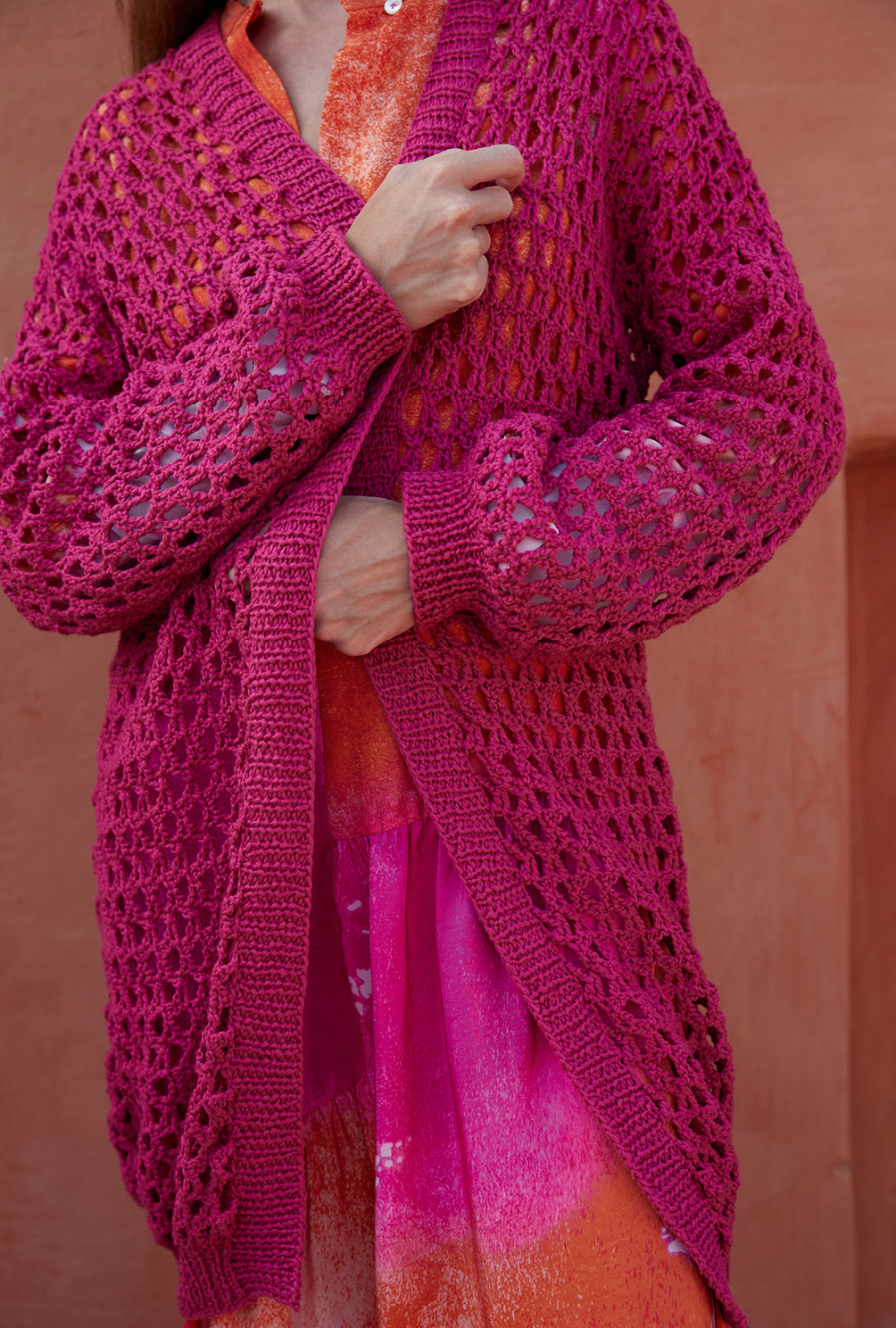 Modellansicht Bild 7: Longjacke in Netzmuster-Optik