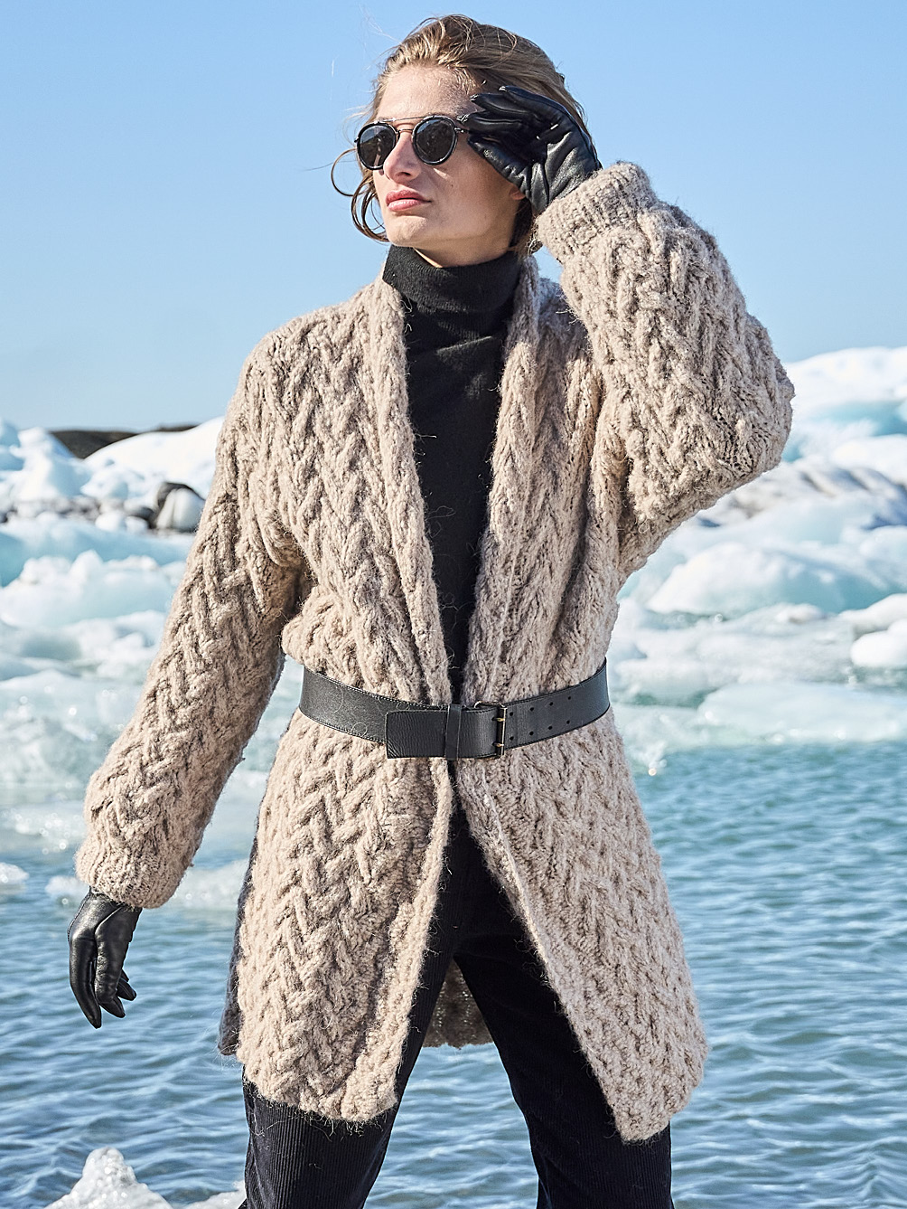 Modellansicht Bild 1: Longjacke mit Zopfstrukturen