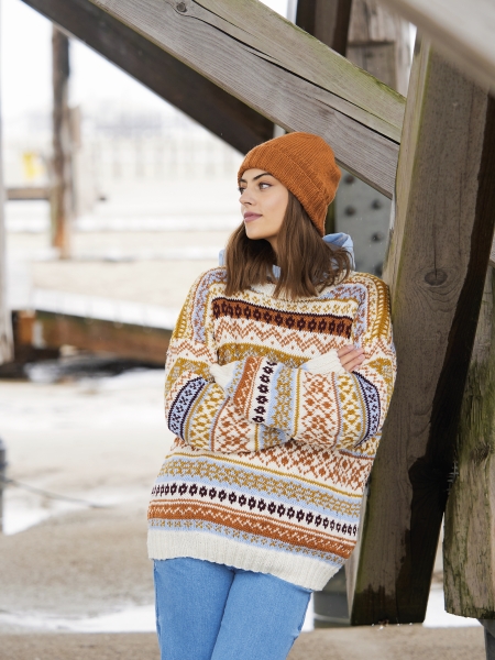 Bunter Strickpullover, gemustert mit Erdtönen; kombinierter Look mit blauer Jeans. Stylisch, handgemacht.