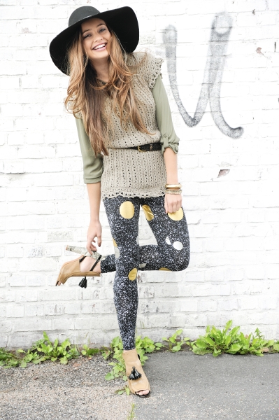 Stricktop über olivgrünem Shirt, gepunktete Leggings, schwarzer Sonnenhut. Modisch, handgemacht, kreativ.