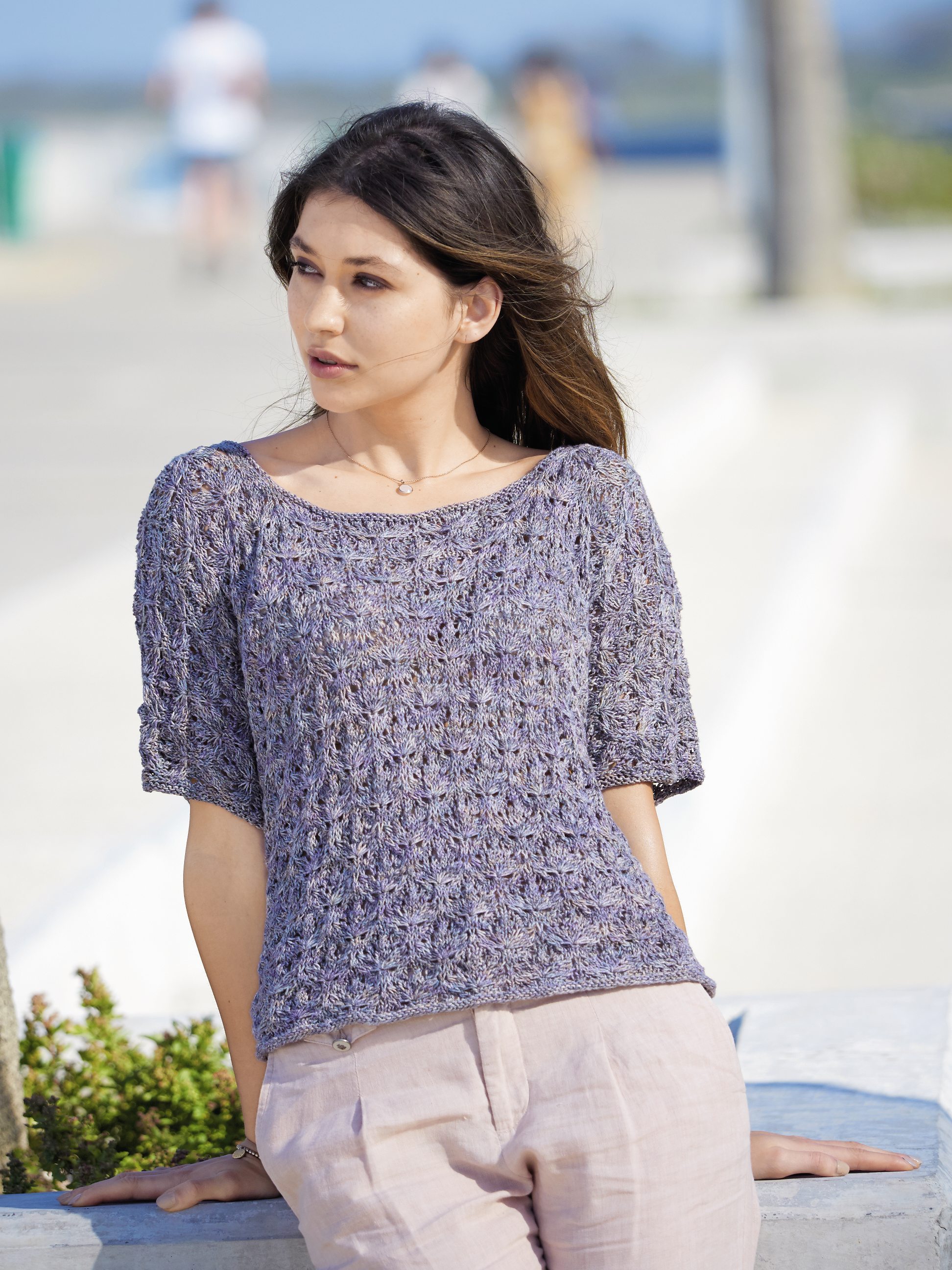 Lila, durchbrochener Häkelpullover. Lockerer Schnitt. DIY-Handarbeit, perfekt für modische Outfits.