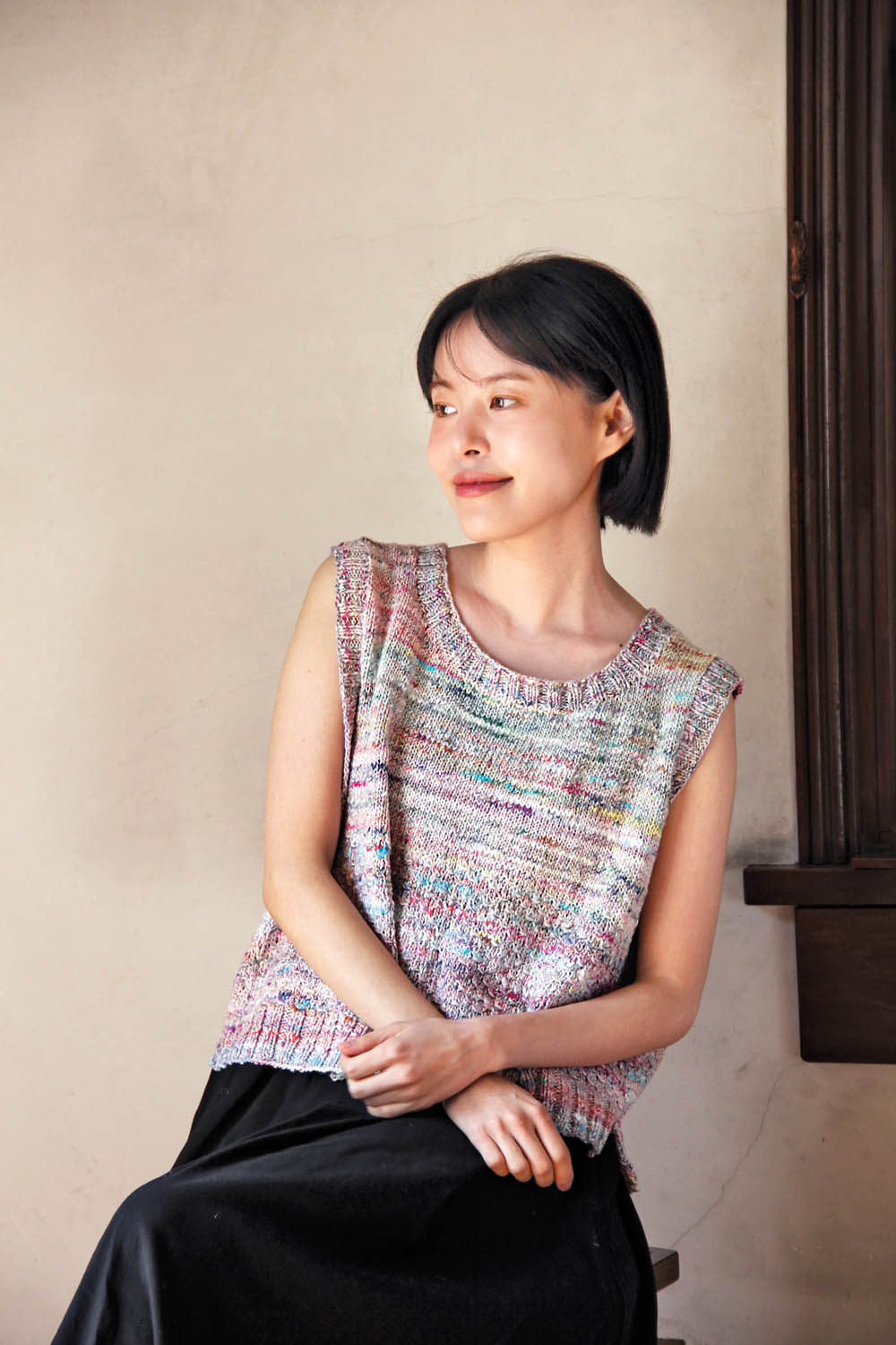 Modisches Stricktop in pastelliger Melierung, ärmellos, lässiger Schnitt, handgemacht, DIY-Vibes.