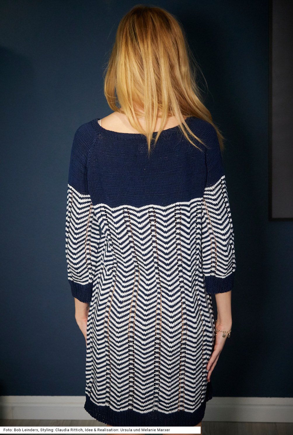 Modellansicht Bild 5: Kleid mit Zackenmuster in Dunkelblau und Weiß