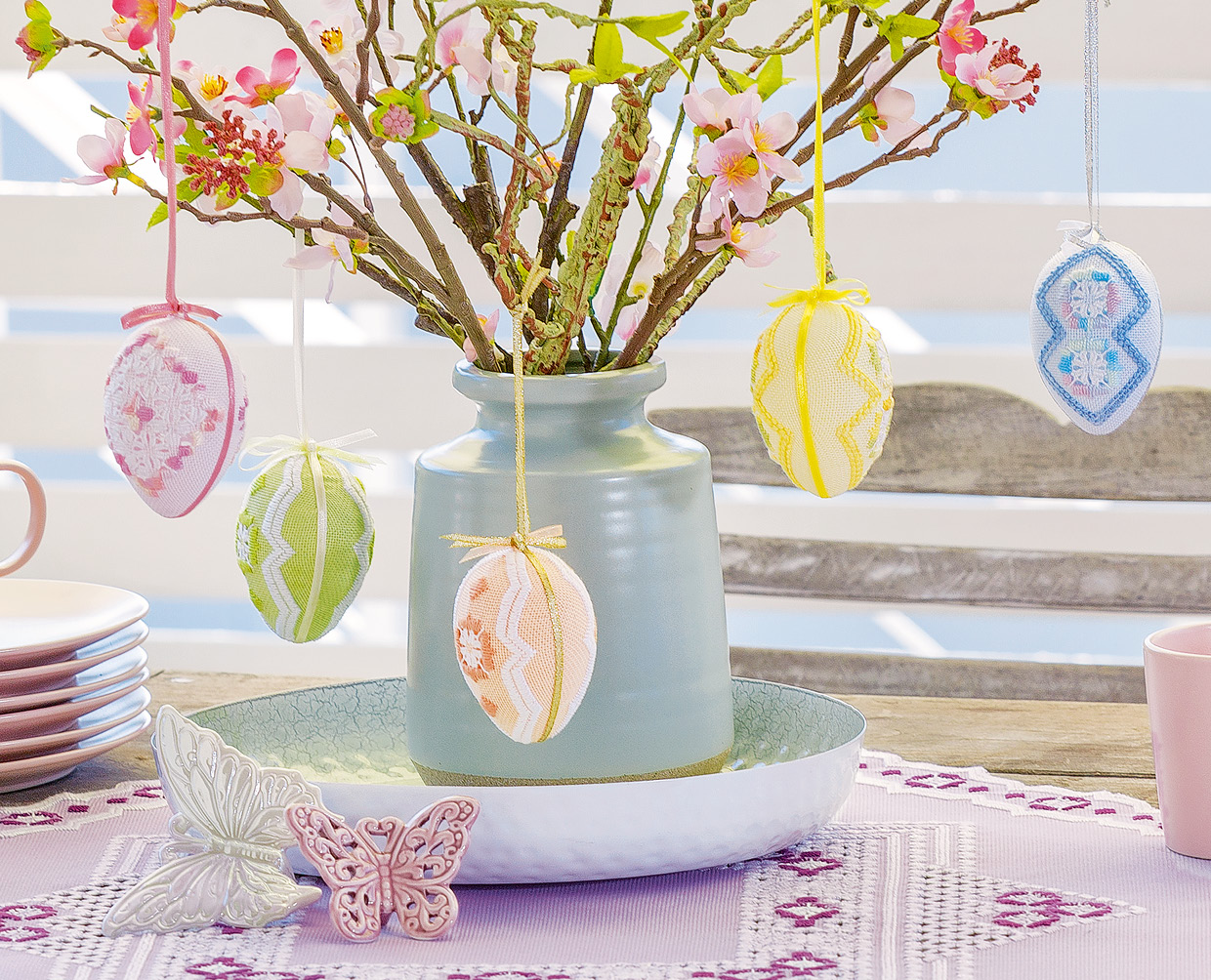 Modellansicht Bild 1: Bestickte bunte Ostereier in Hardangertechnik