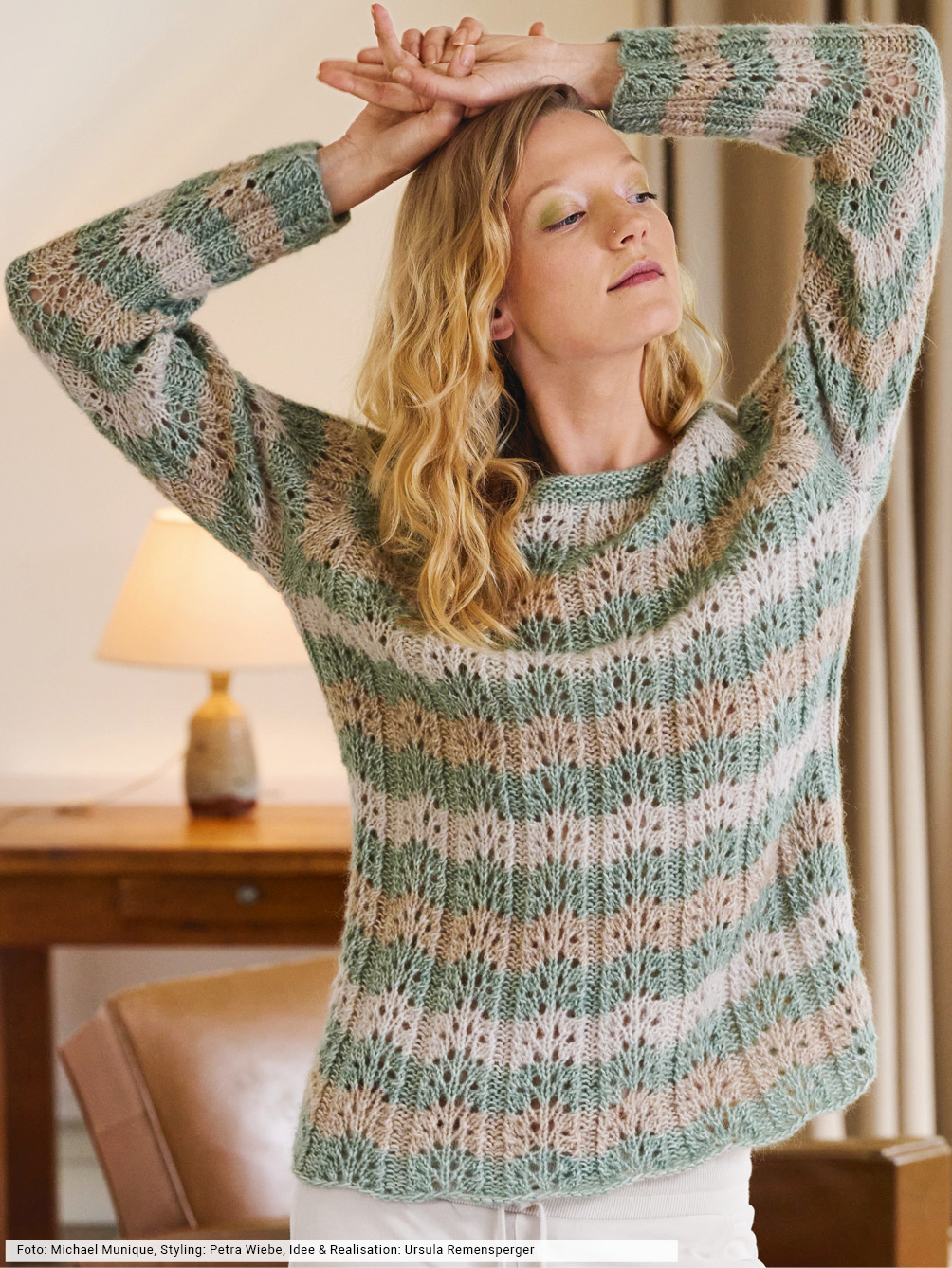 Modellansicht Bild 1: Gestreifter Wellenmuster-Pulli