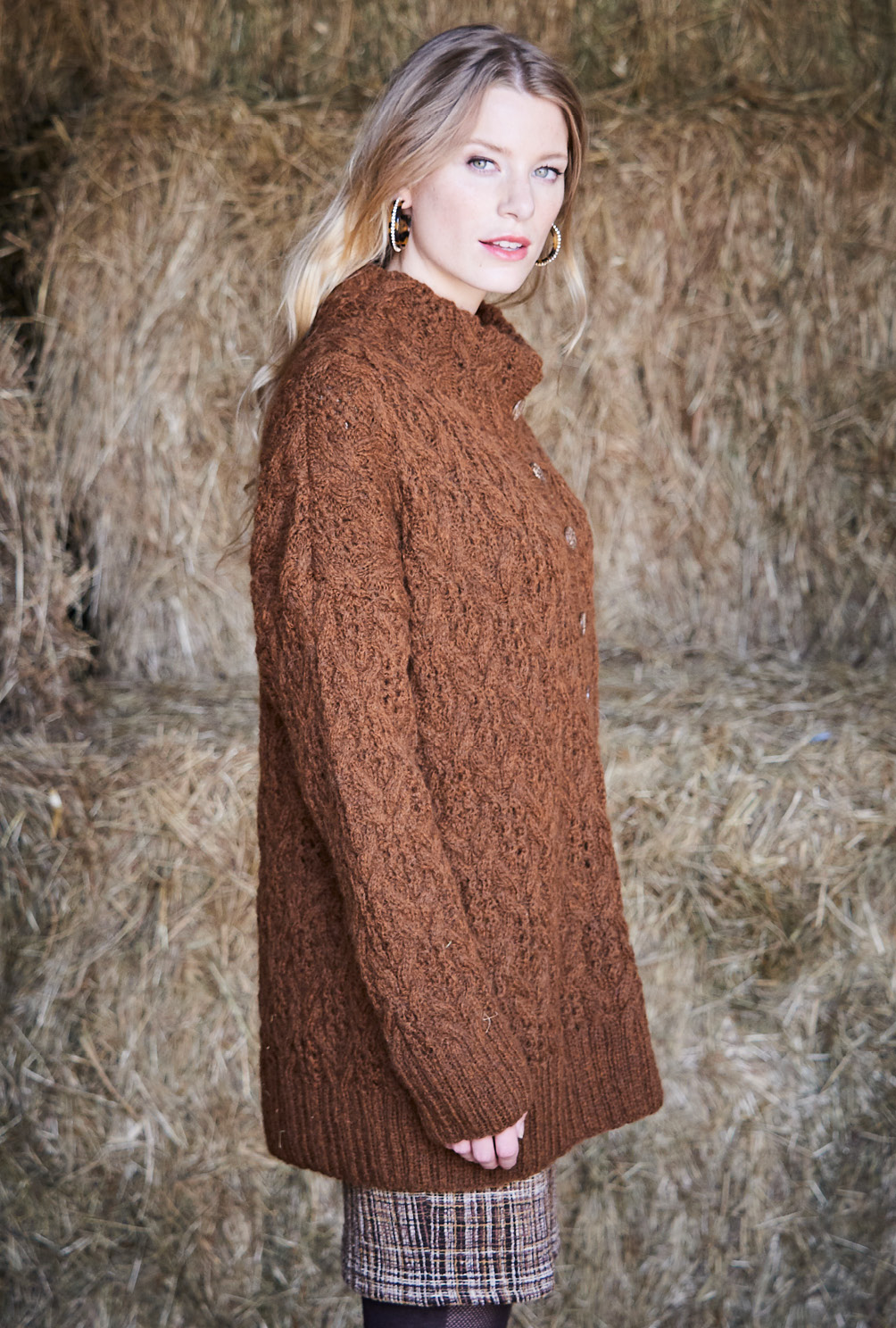 Modellansicht Bild 4: Oversize-Jacke mit Zopf-Ajourmuster in Braun