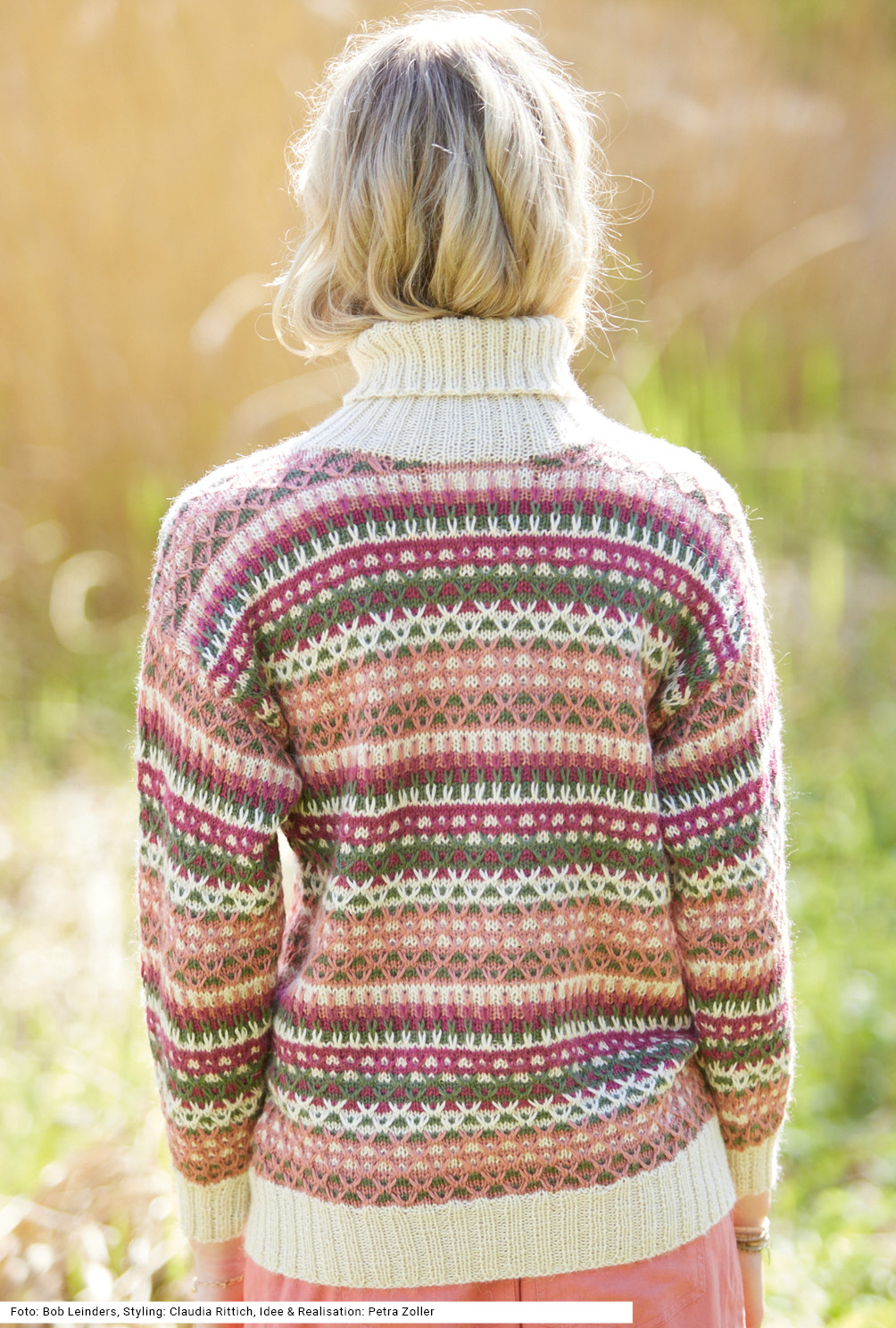 Modellansicht Bild 5: Pulli mit Hebemaschenmustern in Natur, Altrosa, Oliv und Rot