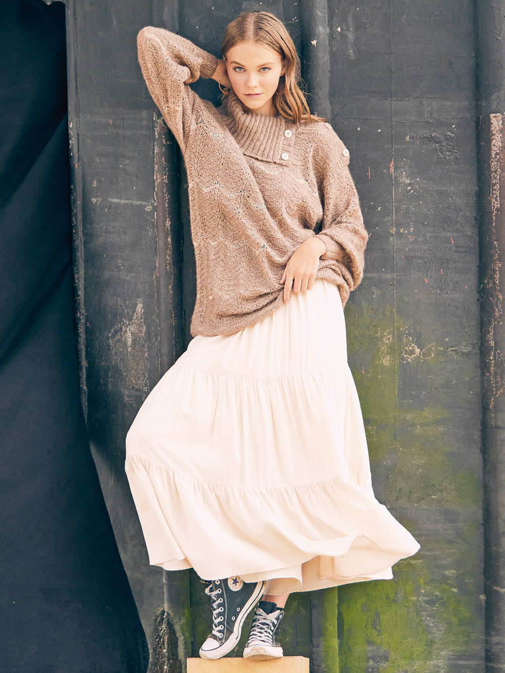 Modellansicht Bild 1: Wellenmjuster-Pullover mit Paillettenstreifen