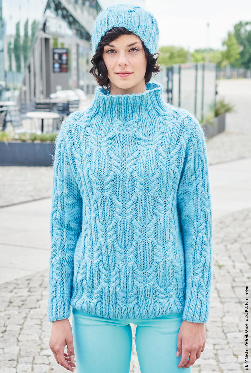 Modellansicht Bild 2: Zopfpulli mit Stehkragen und Mütze in Hellblau
