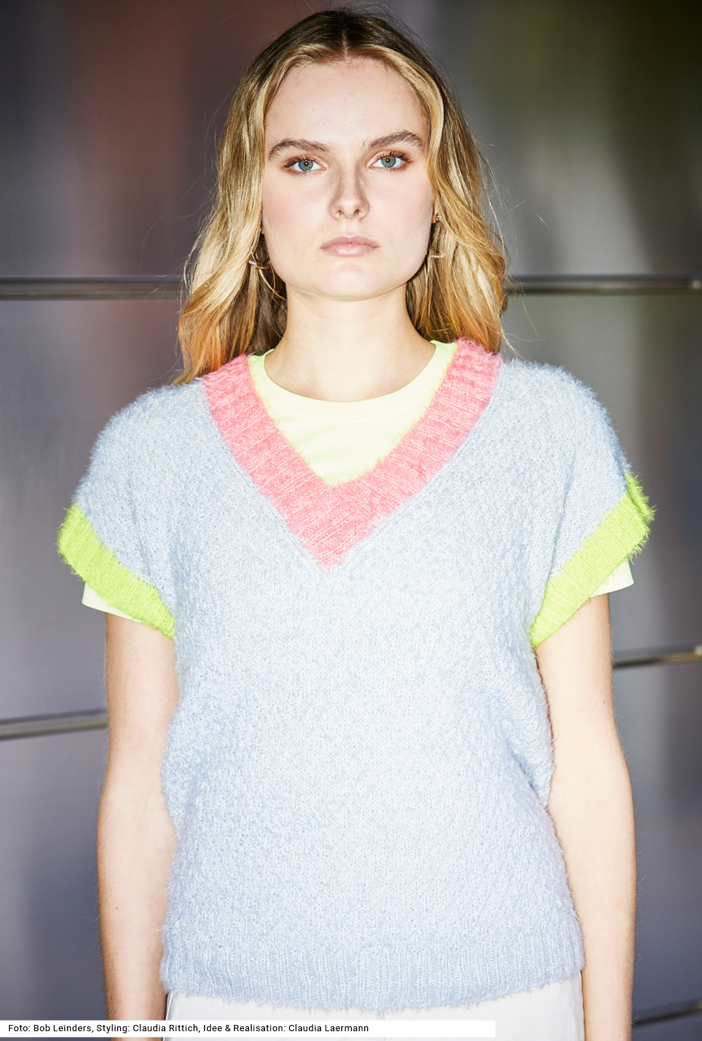 Modellansicht Bild 2: Pullunder mit farbigen Blenden