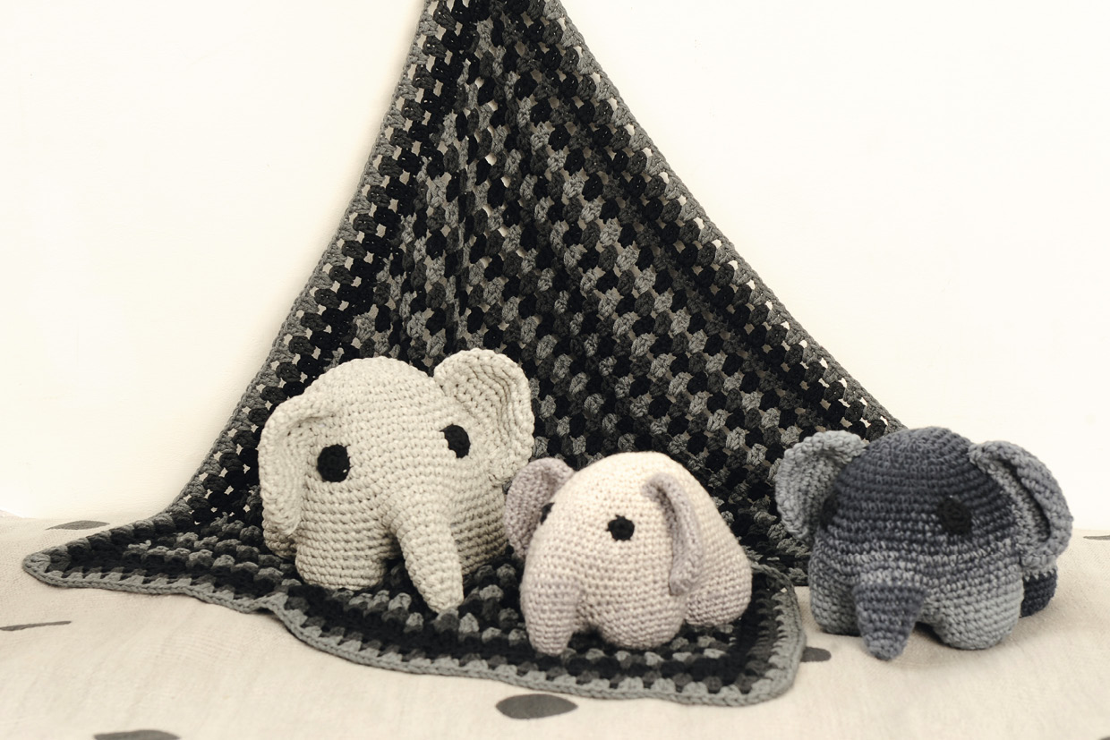 Kuscheltier Elefanten in verschiedenen Größen und Farben mit passender Decke