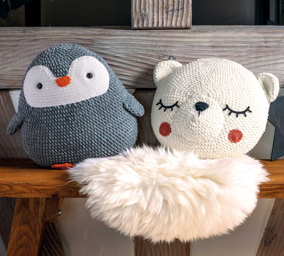 Gehäkelte Kissen in Tierform: Grau-weißes Pinguin- und cremefarbenes Bärenmotiv. DIY, weich, einzigartig.