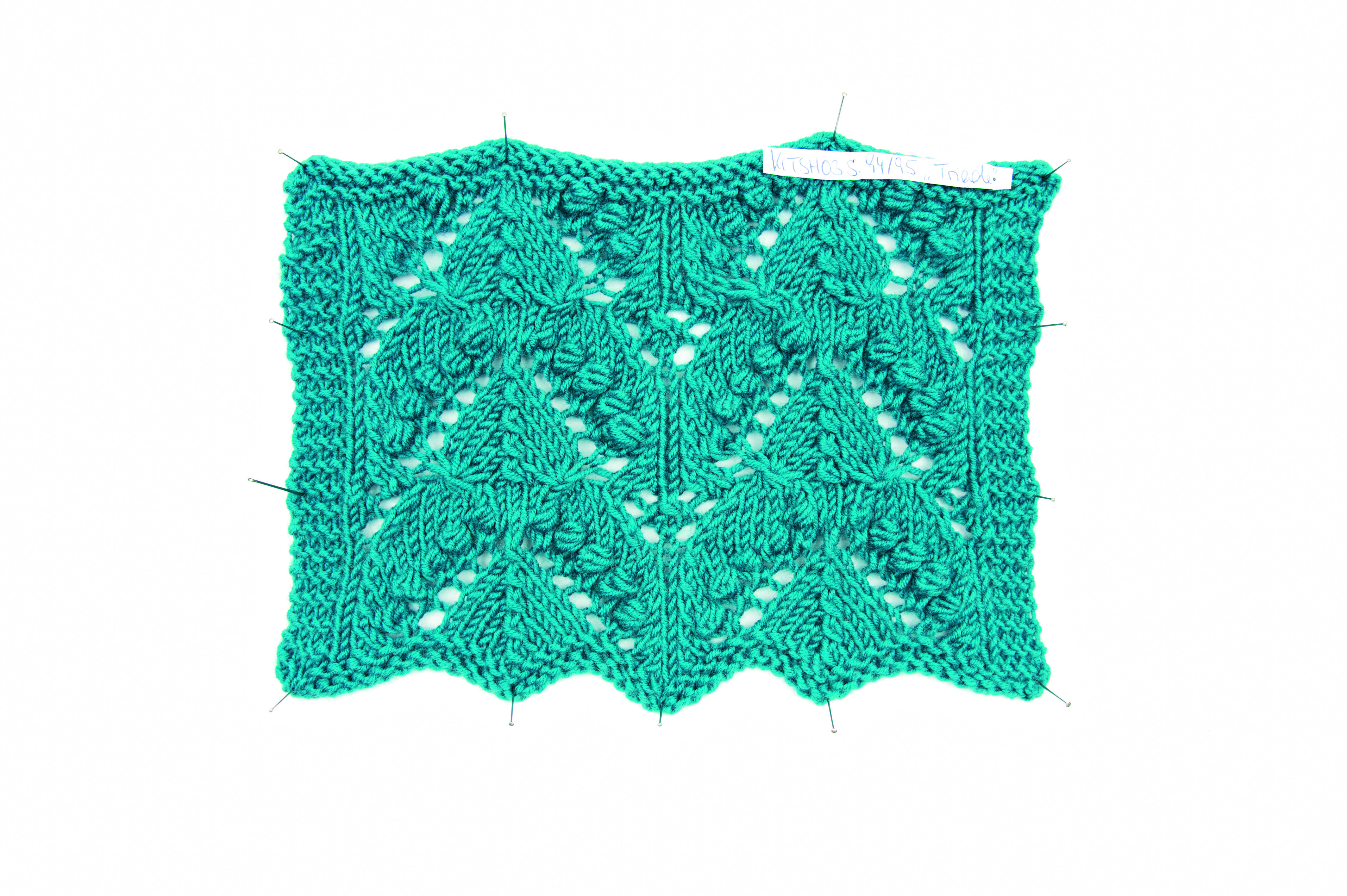 Handgemachtes türkises Strickstück, filigranes Zickzack-Muster, modisch und kunstvoll gearbeitet.