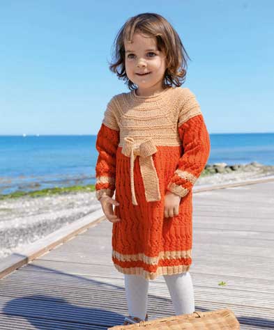 Modisches, handgemachtes Kleid in Orange-Beige mit Zopfmuster und Schleife. Einzigartiges DIY-Design.