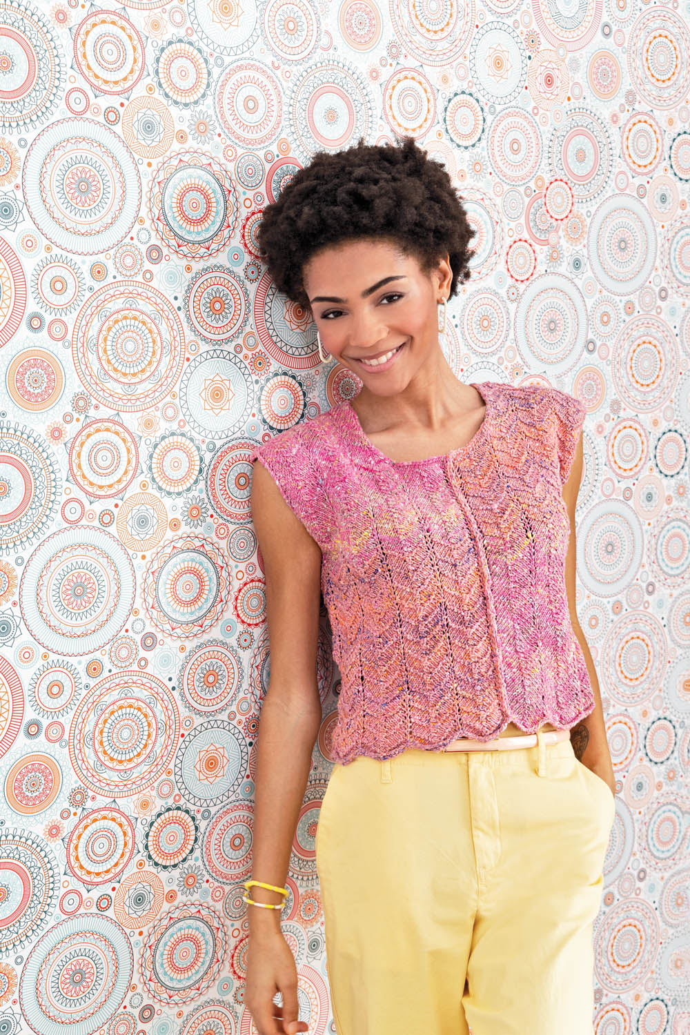 Häkel-Top in Rosa mit Zickzack-Muster, ärmellos, kombiniert mit hellgelber Hose. Modisch, handgemacht.