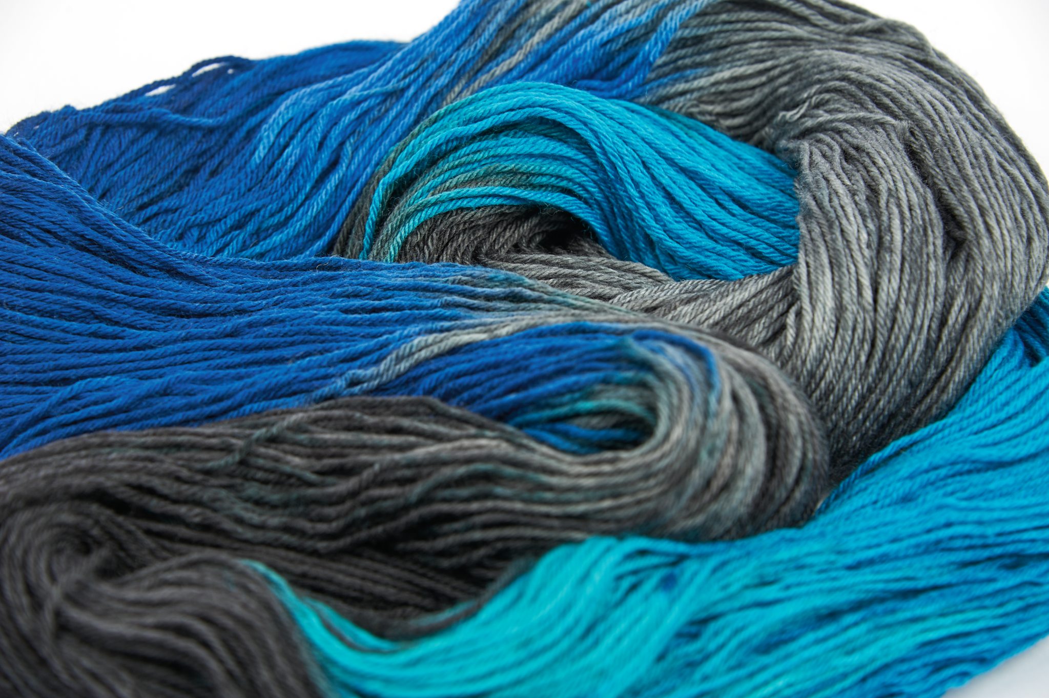 Blaue, graue Wolle in Farbschattierungen; glatt, selbstgemacht, ideal für DIY-Projekte.