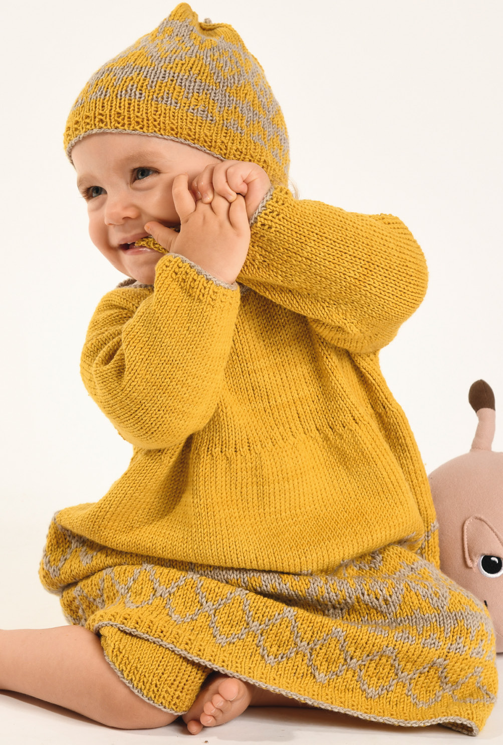 Baby-Strick-Set aus Mütze, Hose und Kleid in Safrangelb im Jacquardmuster