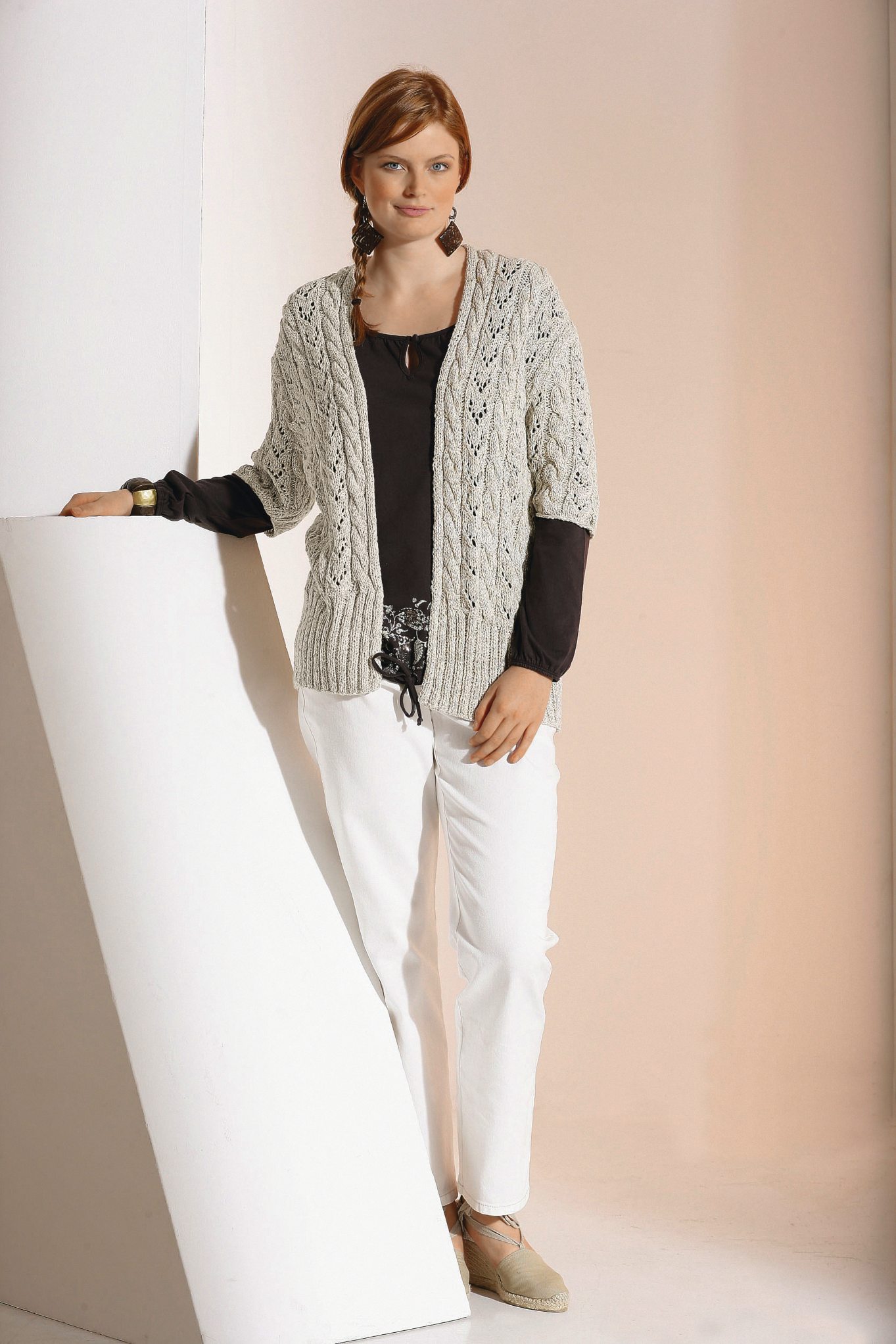 Selbstgemachtes grobes Strickmuster, beige Cardigan, weißer Hosenstil, schwarzes Oberteil, DIY-Charme.
