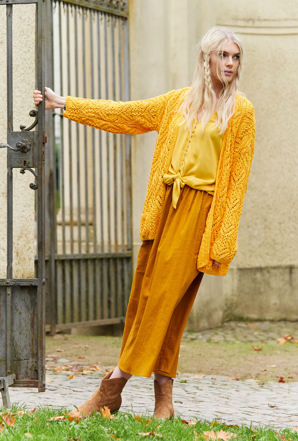 Gute Laune garantiert: die lange Jacke im Ajourmuster leuchtet mit der Sonne um die Wette